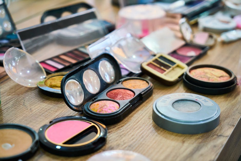  Make-up für reife Haut: Ideale Produkte und Anleitungen